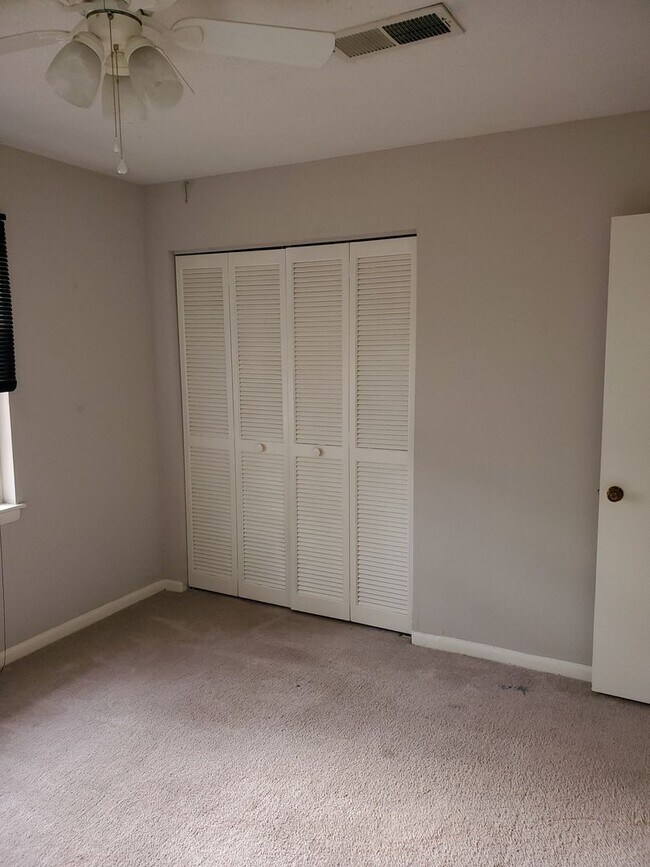 Building Photo - Cute 2 Bedroom 1.5 Bath Condo in Carnaby S...