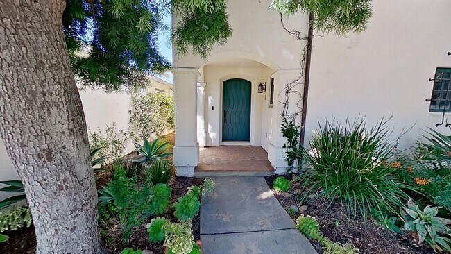 Foto del edificio - Spacious 2-bedroom/2.5-bathroom Townhouse- In the heart of the Funk Zone