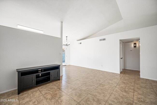 Foto del edificio - 2943 E Irwin Ave