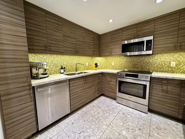 Kitchen (Equipped) - 1250 S Miami Ave