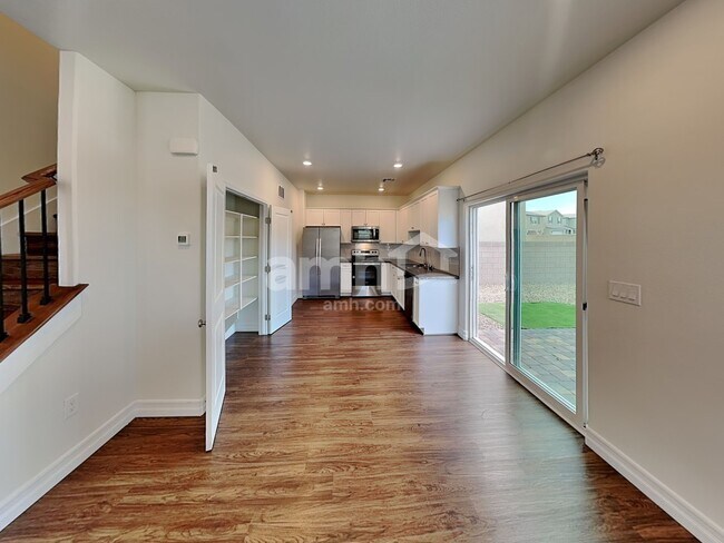 Foto del edificio - 4719 Tree Swing St