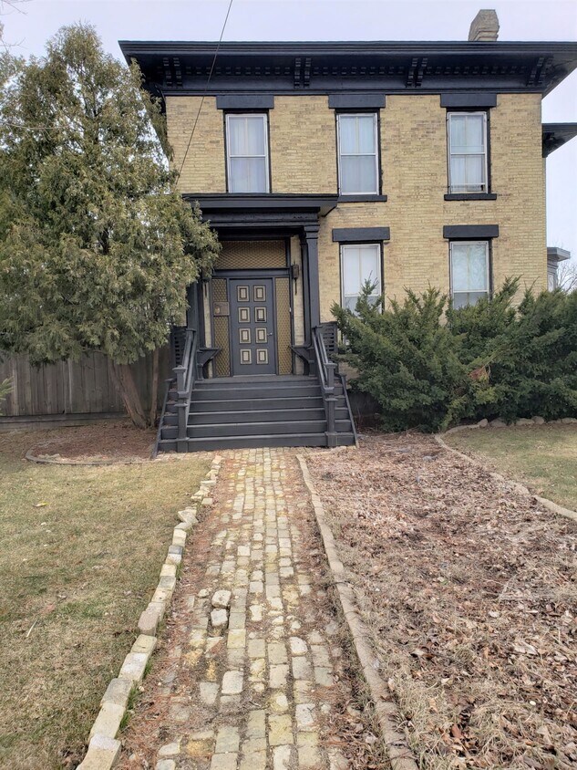 Primary Photo - 220 S Janesville St