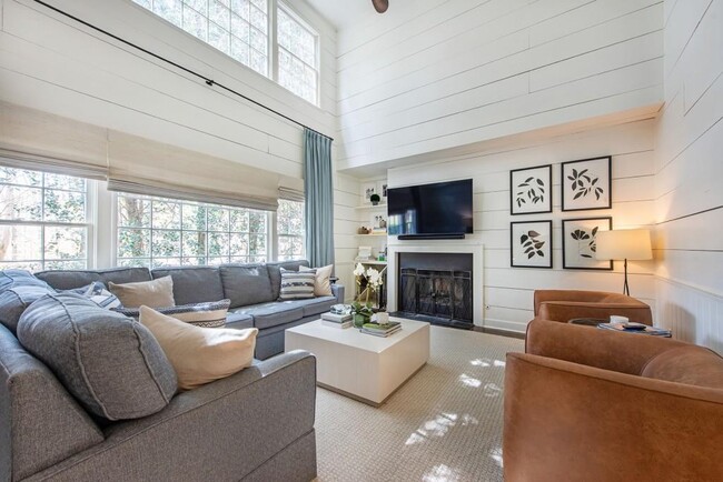 Building Photo - 3211 Circle Oaks Dr SE