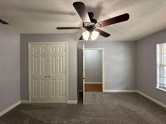 Foto del edificio - Tour Today! Delightful 4-bedroom, 2-bathro...