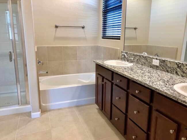 Foto del edificio - $2,395 Clinton & Temperance, 4 Bedroom - E...
