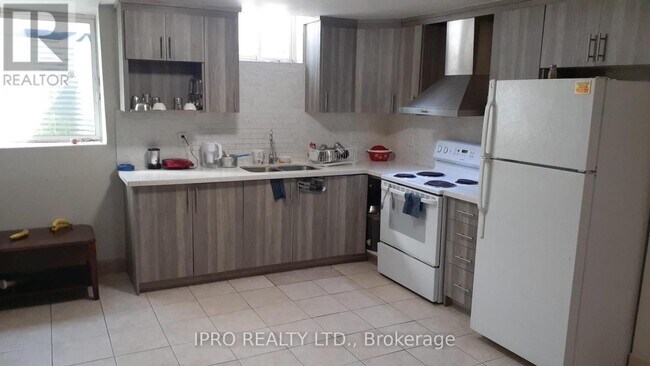 Building Photo - 27 Atira Ave