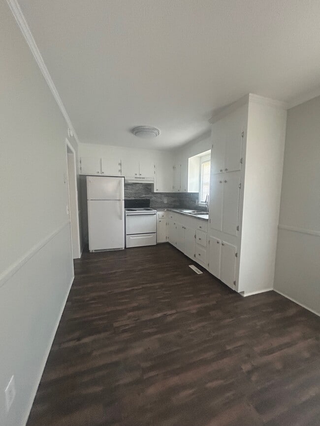 Foto del edificio - 300 Cedar Ln