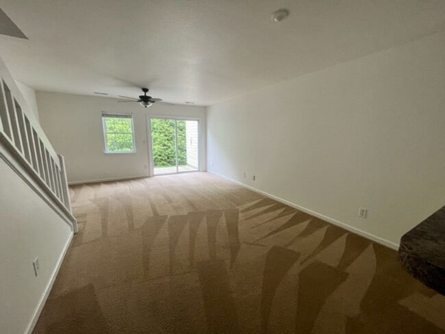 Building Photo - 2 bedroom 2.5 bath townhome available