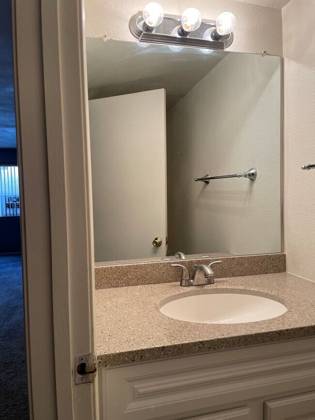 Foto del edificio - Quiet 2 bed/ 1.5 bath townhome in a gated ...