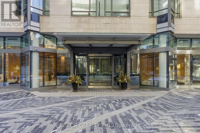 Photo du bâtiment - 45 Charles St E