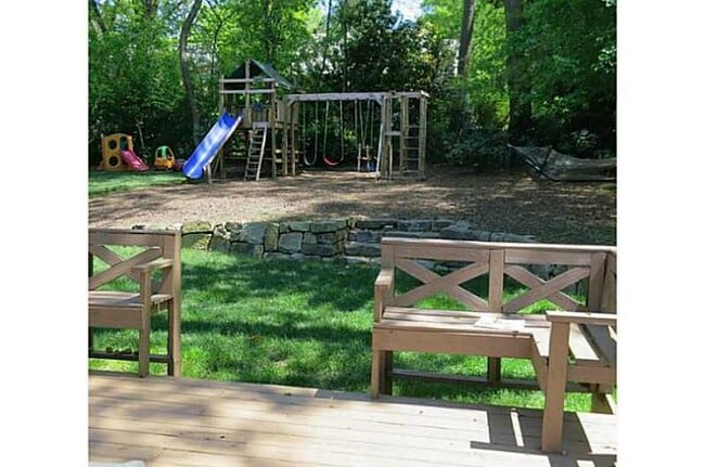 Back Yard (Fully Fenced)! - 233 Derrydown WaY