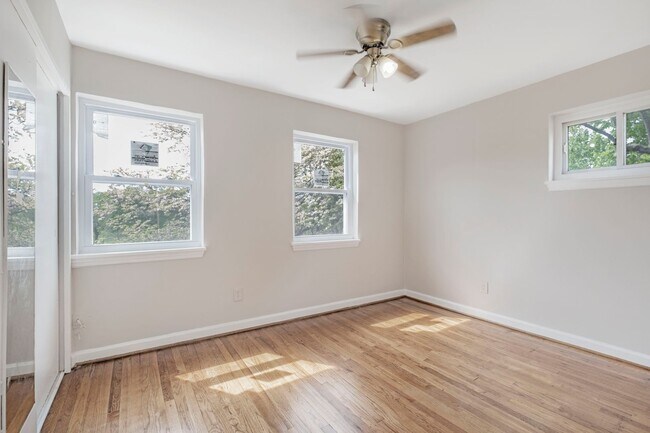 Foto del edificio - Charming 3 BR/1.5 BA Semi-Detached Home in...