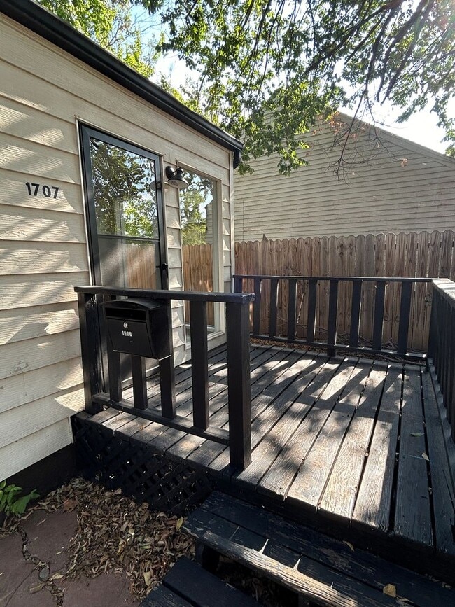 Building Photo - 1707 NW Oak Ave