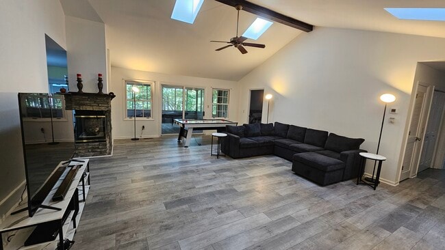 Building Photo - Lakehouse