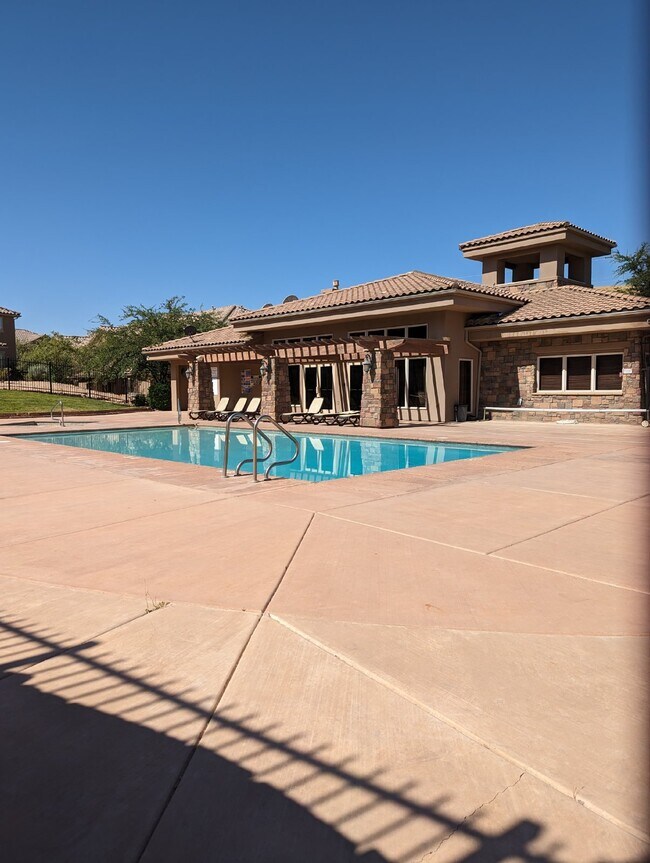 Foto del edificio - Fossil Hills Townhomes 3 Bed 2.5 Bath