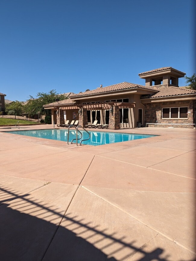 Building Photo - Fossil Hills Townhomes 3 Bed 2.5 Bath