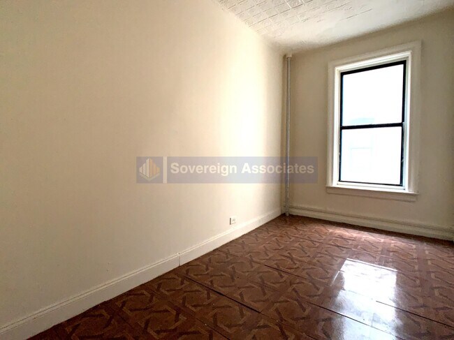Foto del edificio - 121 Post Avenue