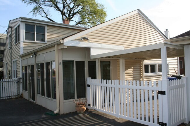 Building Photo - 1000 E Touhy Ave