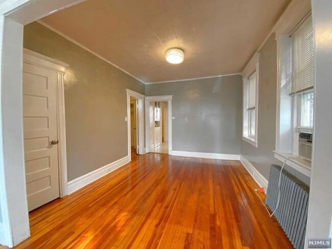 Building Photo - 22 Kossuth St