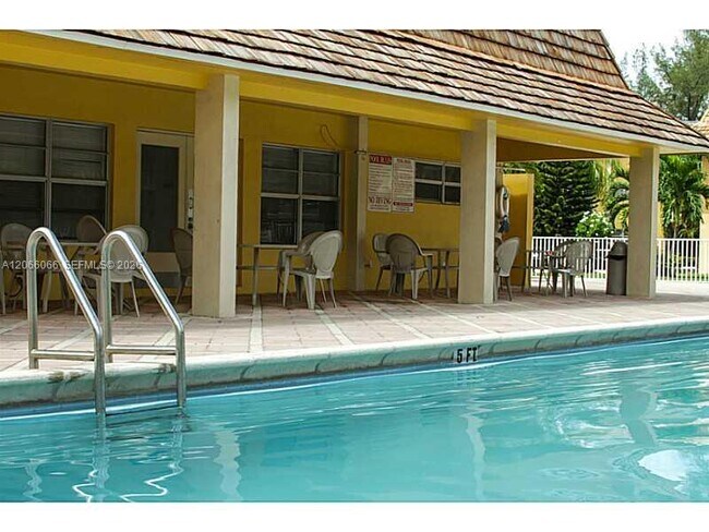 Foto del edificio - 7400 Miami Lakes Dr