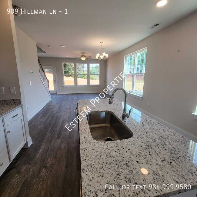 Building Photo - 909 Hillman Ln