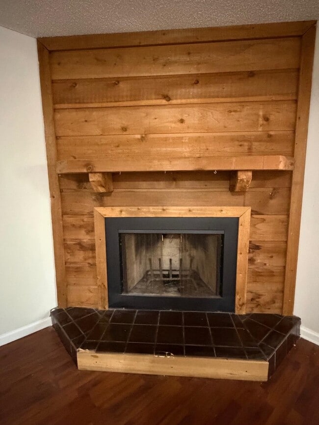 Building Photo - 1842 Sylvan Ct