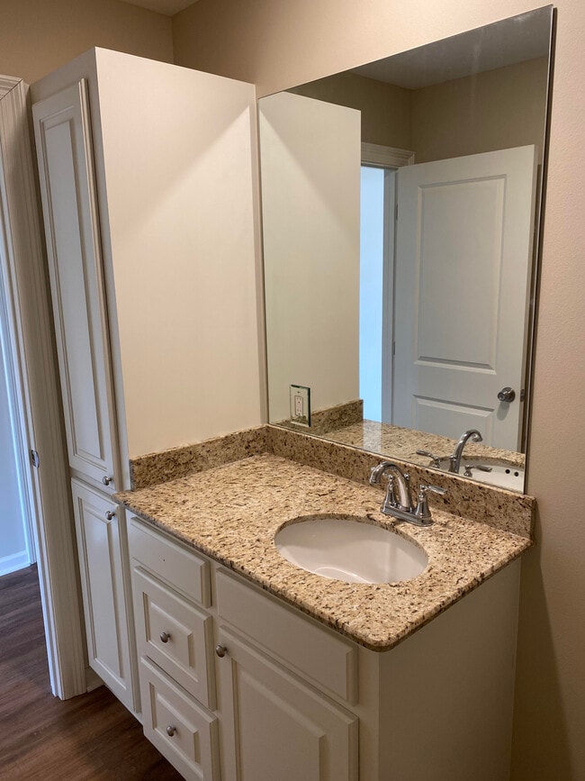 Building Photo - Fox Creek Townhomes