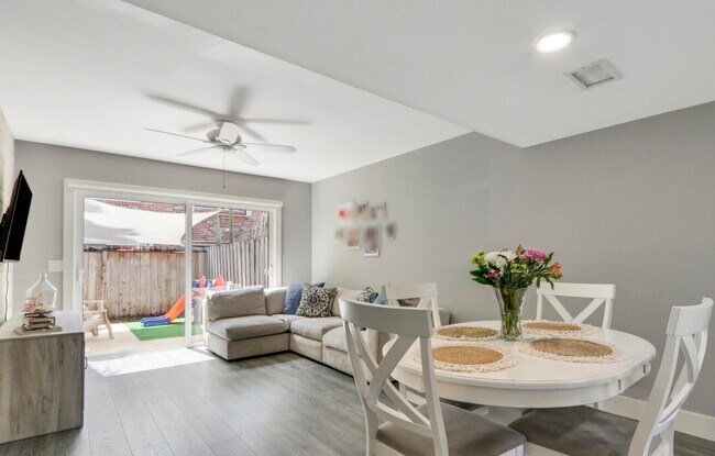 Foto del edificio - 413 N Cypress Dr