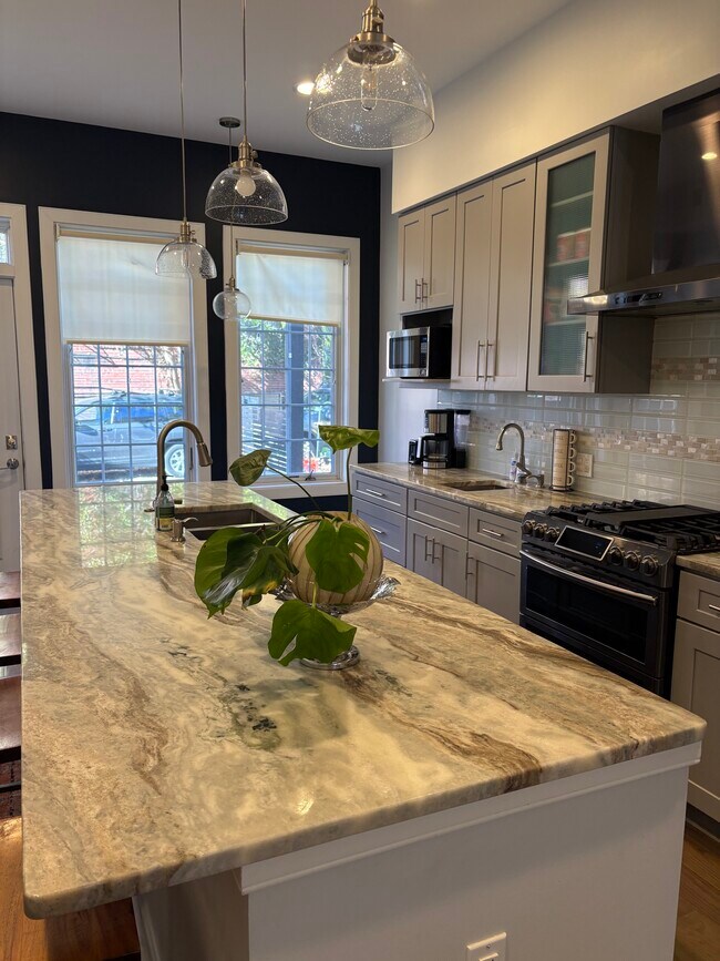 Cocina con hermosas vistas al patio trasero. - 1706 10th St NW