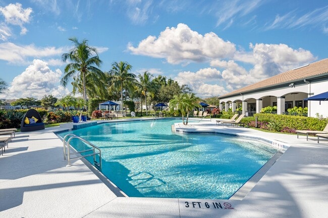 Resort-Style Pool - Cypress Legends