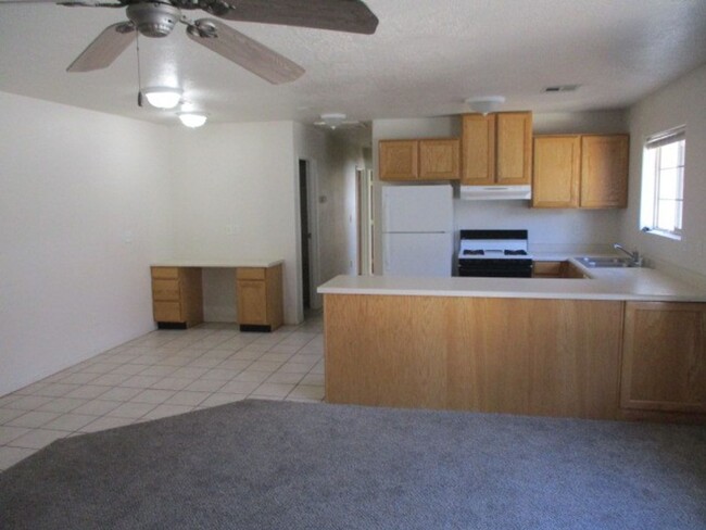 Building Photo - 2 bed, 2 bath Apartment