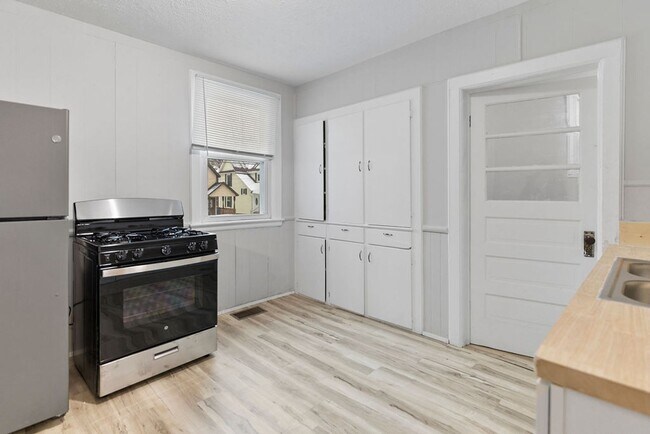 Foto del edificio - Beautifully Updated 2-Bedroom Duplex in Gr...