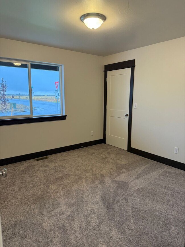 Foto del edificio - Brand New 3 Bed 2 Bath with double attache...
