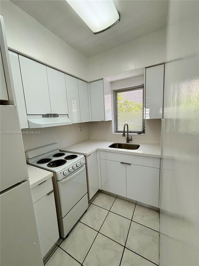 Building Photo - 42 Majorca Ave