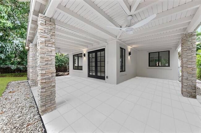 Foto del edificio - 7525 Adventure Ave