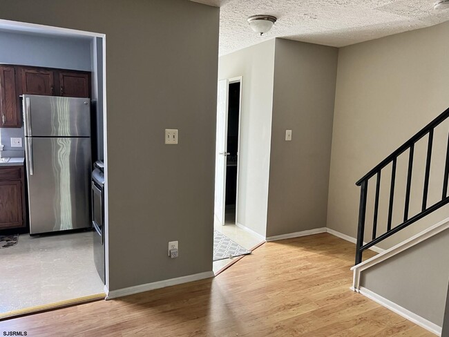 Building Photo - 6047 Hoover Dr
