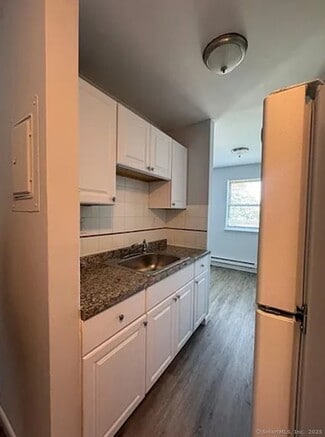 Building Photo - 217 Hollister Ave