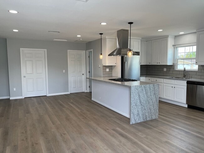 Building Photo - Brand New Single Family Charmer in Old Tow...