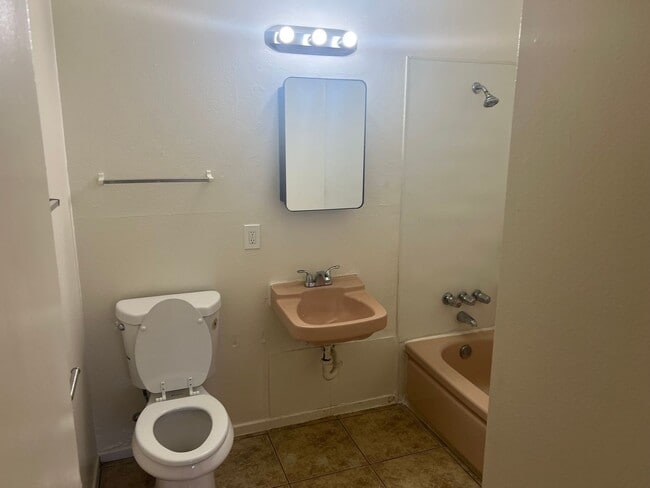 Building Photo - Available 1 Bedroom Condo In Central Las Vegas