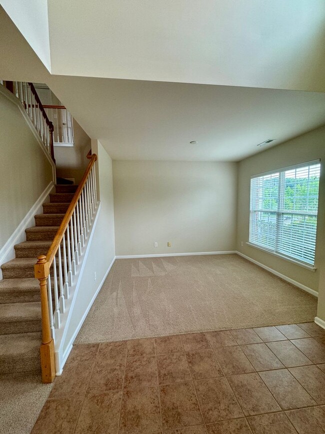 Building Photo - Spacious 4BR/2.5 BA Townhouse in the Unive...