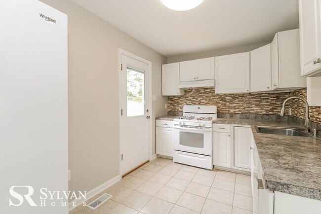 Foto del edificio - Lovely 3BR 2BA duplex is ready for new occ...