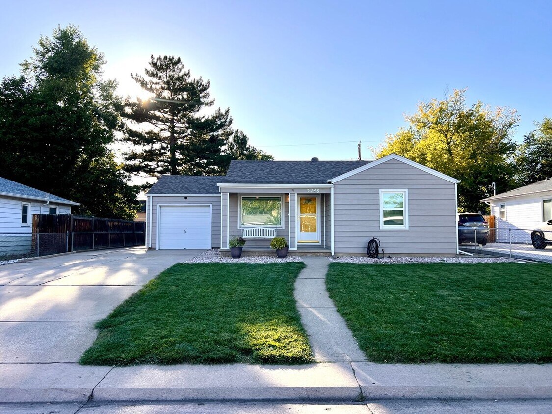 Primary Photo - 2449 Otis St