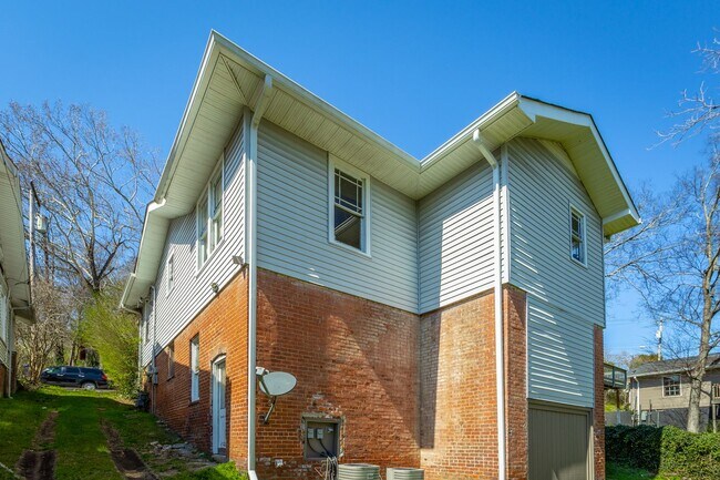 Building Photo - 112 S Seminole Dr