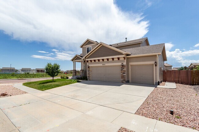 Foto del edificio - Spacious 5-Bedroom Home with Finished Basement!!!