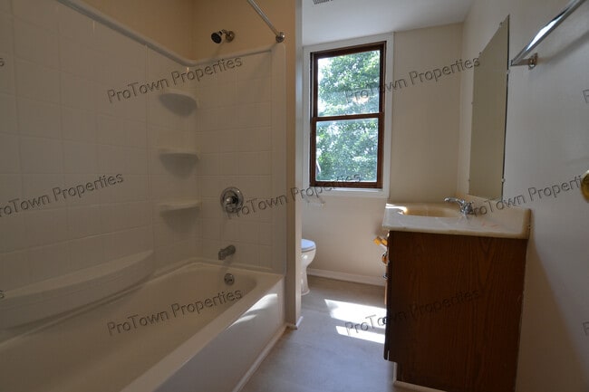 Foto del edificio - 1067 N May St