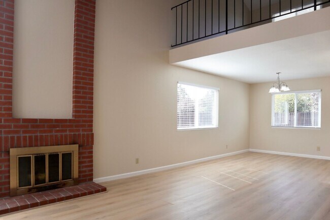 Foto del edificio - Splendid 3-bedroom home + Bonus Loft located in Fremont! – New flooring!
