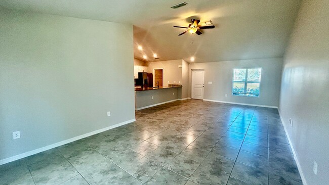 Foto del edificio - 4-bedroom 2-bath single-family - Cape Coral