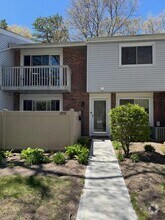 Building Photo - 221 Springmeadow Dr