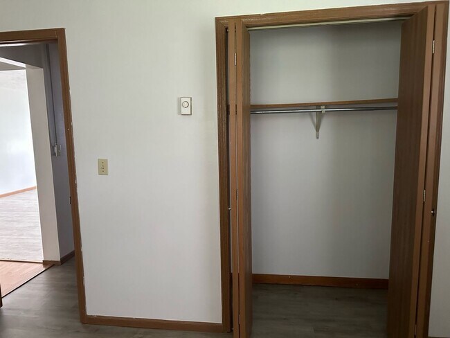 Building Photo - 2 Bedroom W/ Garage