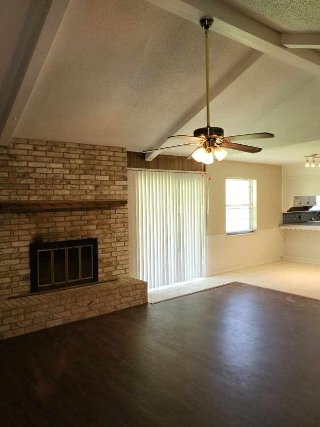 Building Photo - 3625 Stephenson Dr